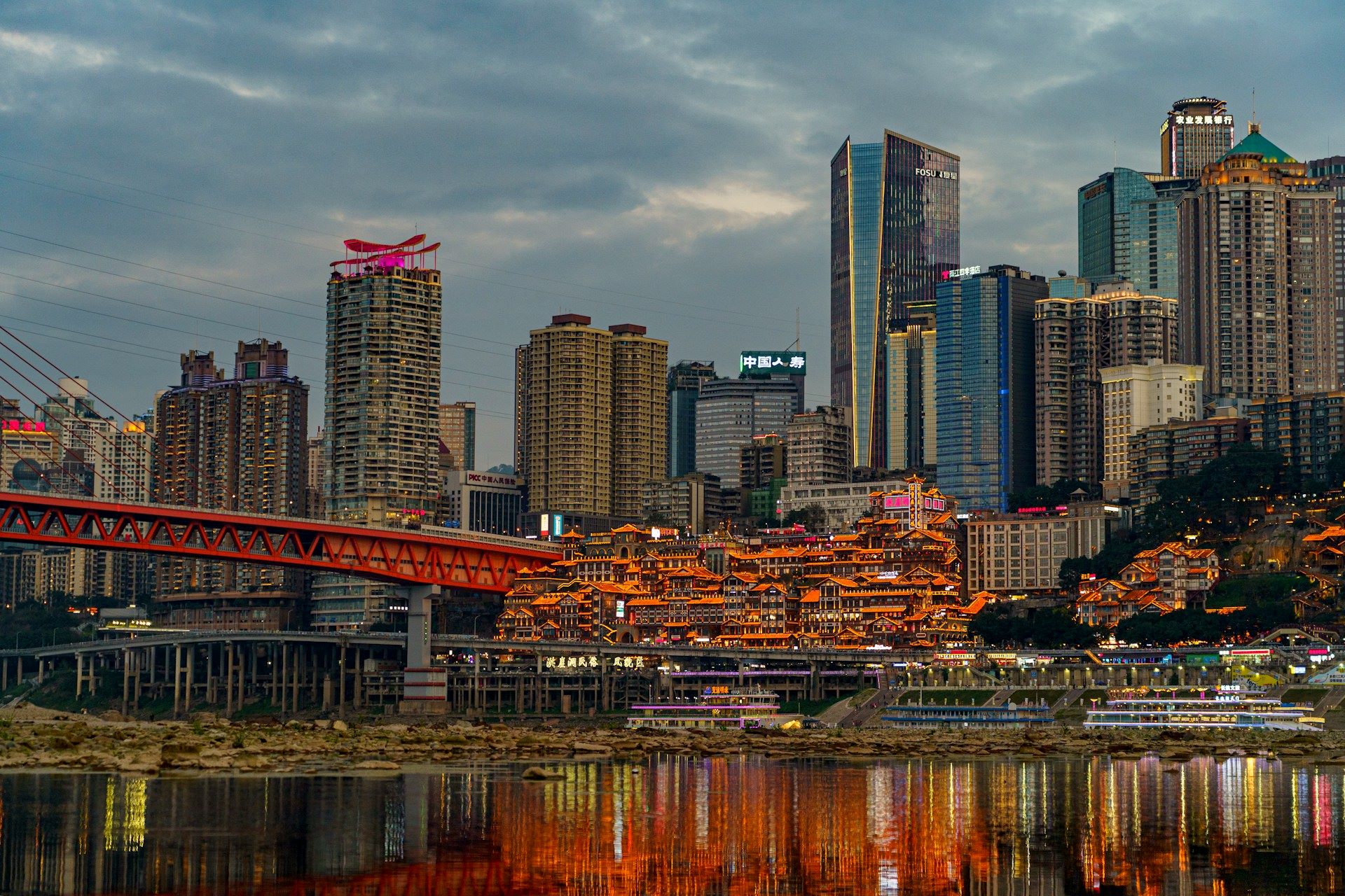 红崖洞终极指南：建国隐秘酒店为您带来的完整文化与摄影探险之旅